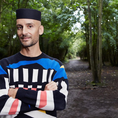 Ο Μιχαήλ Καρίκης εκθέτει στο ΕΜΣΤ