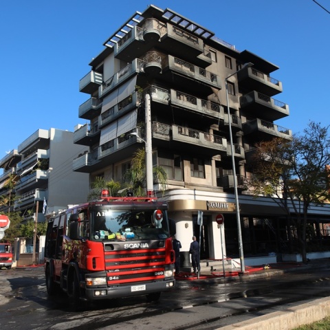 Φωτιά σε εστιατόριο στη Νέα Σμύρνη - Πυροσβέστες επιχειρούν στο σημείο