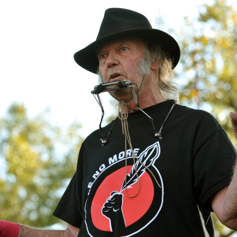 Νιλ Γιανγκ εναντίον Ticketmaster για τις τιμολογιακές πολιτικές της εταιρείας έκδοσης εισιτηρίων - Καταγγέλλει αισχροκέρδεια σε βάρος του συναυλιακού κοινού.