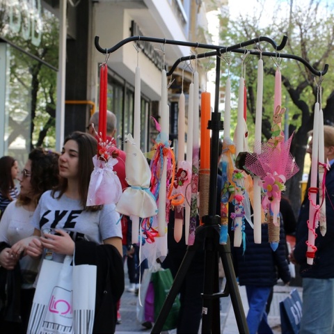 Δώρο Πάσχα 2023: Πολίτες στην αγορά και λαμπάδες για την Ανάσταση σε σταντ στον δρόμο