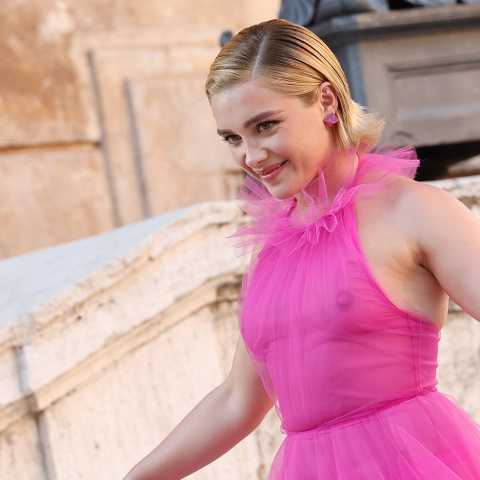 Η ηθοποιός Florence Pugh στο Valentino Haute Couture Show με διάφανο ροζ φόρεμα