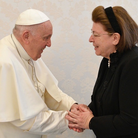 Συνάντηση Πάπα Φραγκίσκου - Λίνας Μενδώνη σε θερμό κλίμα στο Βατικανό: Το περιεχόμενο της συζήτησής τους και το δώρο της υπουργού Πολιτισμού στον Ποντίφικα. 