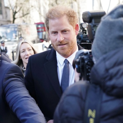 Ο πρίγκιπας Χάρι εμφανίστηκε σε δικαστήριο στο Λονδίνο για την αγωγή κατά της Daily Mail - Πρώτη επίσκεψη στη Βρετανία μετά την κηδεία της Ελισάβετ.