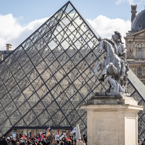 Γαλλία: Διαδηλωτές απέκλεισαν το μουσείο του Λούβρου στο Παρίσι - Συνεχίζονται στη γαλλική πρωτεύουσα οι κινητοποιήσεις κατά της συνταξιοδοτικής μεταρρύθμισης.