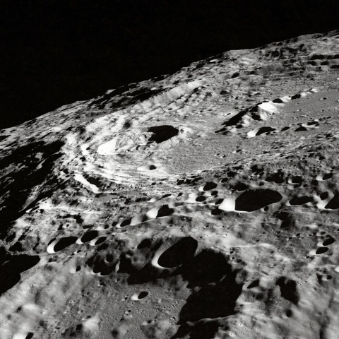 Τα γυάλινα σφαιρίδια που εντοπίστηκαν στην επιφάνεια της Σελήνης αποτελούν πιθανές δεξαμενές νερού, σύμφωνα με νέα επιστημονική έρευνα.