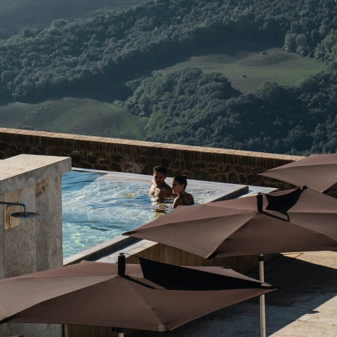 Η ξηρασία απειλεί την Τοσκάνη - Οι πισίνες στα τουριστικά καταλύματα ίσως μείνουν άδειες το φετινό καλοκαίρι, λόγω περιορισμών στη χρήση νερού. 