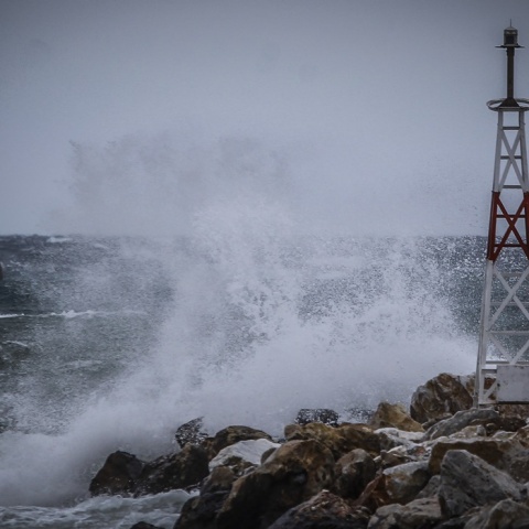Ισχυροί άνεμοι στο λιμάνι της Ραφήνας