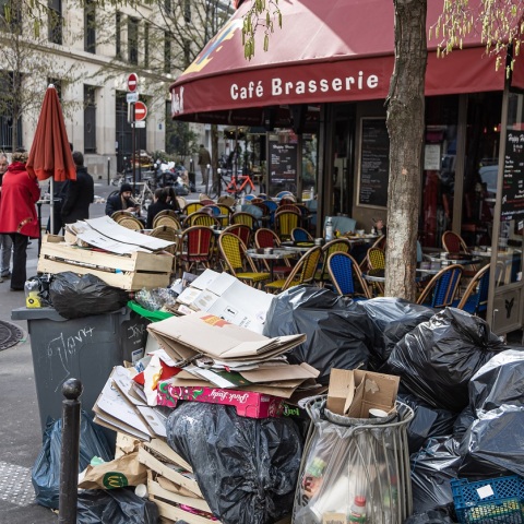Γαλλία: Τόνοι σκουπιδιών παραμένουν στους δρόμους στο Παρίσι - 23η ημέρα κινητοποιήσεων - Η απεργία αναστέλλεται από αύριο.