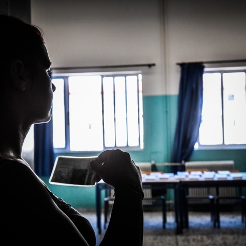 Εκλογές: Κυρία κάνει αέρα με την ταυτότητά της όσο περιμένει έξω από εκλογικό κέντρο