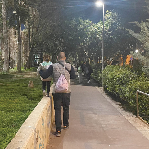 Η σχέση μπαμπά - κόρης: Η συγγραφέας Λένα Διβάνη κυκλοφορεί στην πόλη, φωτογραφίζει ό,τι της κάνει κλικ και γράφει μερικές σκέψεις