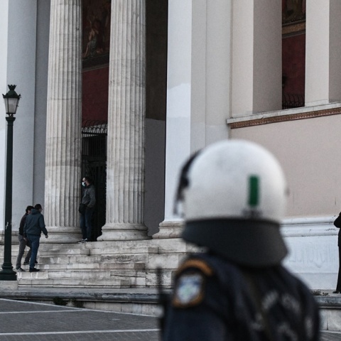 Στιγμιότυπο από την αστυνομική επιχείρηση για την εκκένωση της κατάληψης στην Πρυτανεία του ΕΚΠΑ
