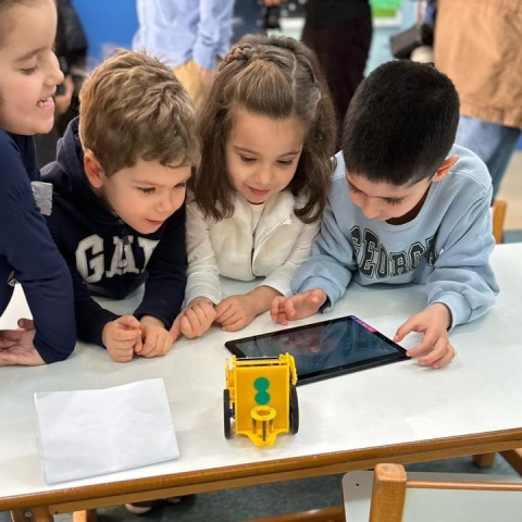 Σετ ρομποτικής και παιδιά που τα περιεργάζονται σε Νηπιαγωγείο της Αττικής