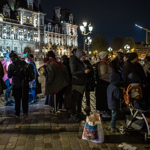 Οικογένειες μεταναστών έξω από το δημαρχείο του Παρισιού
