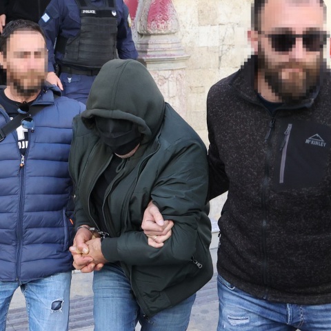 Προσωρινά κρατούμενος ο 66χρονος λυράρης που κατηγορείται για βιασμό και μαστροπεία ανηλίκου στο Ηράκλειο - Συνοδεύτηκε υπό δρακόντεια μέτρα ασφαλείας.