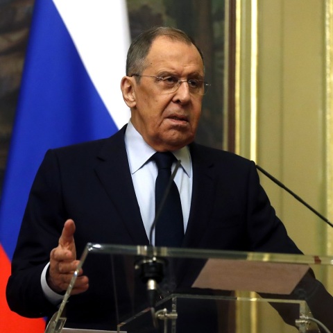 Η Ρωσία είναι έτοιμη για να απαντήσει σε «υπαρξιακές απειλές», δήλωσε ο Σεργκέι Λαβρόφ: Παρουσίασε στον Πούτιν το επικαιροποιημένο δόγμα εξωτερικής πολιτικής.