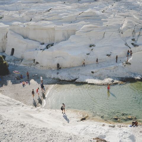 Μια συναρπαστική περιήγηση στα ελληνικά νησιά και σε 25 ξεχωριστούς τουριστικούς προορισμούς της χώρας μας, μέσα από το πρίσμα του National Geographic.