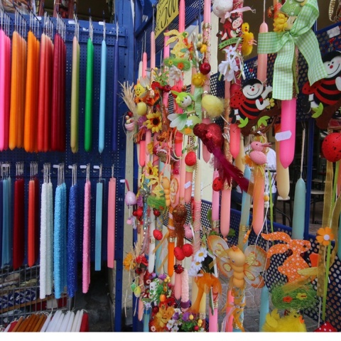 Λαμπάδες σε σταντ έξω από κατάστημα 