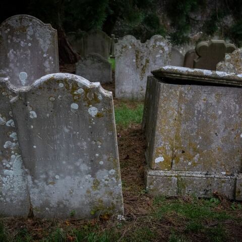 Τάφος σε νεκροταφείο