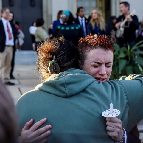 Διαδηλωτές ζητούν δράση κατά των όπλων από τους βουλευτές του Τενεσί μετά το μακελειό σε σχολείο με 6 νεκρούς, οι τρεις εκ των οποίων ήταν 9χρονα παιδιά.