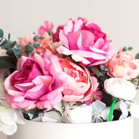 Λίγα λουλούδια σε γλαστράκι για τους εορτάζοντες σήμερα