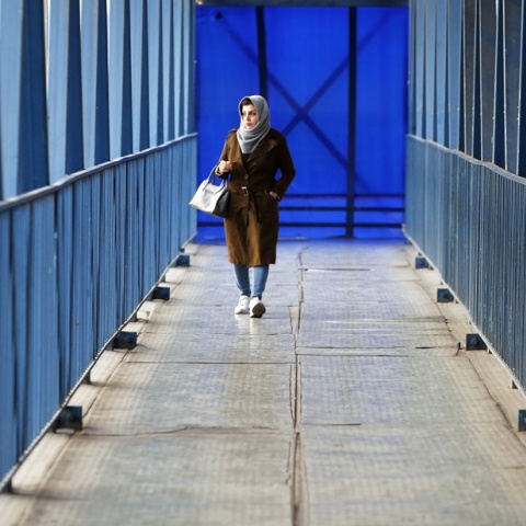 Γυναίκα φορά μαντίλα στο Ιράν