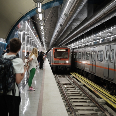 Πολίτες στην αποβάθρα σταθμού του Μετρό στον Πειραιά αναμένουν την επιβίβασή τους στον συρμό