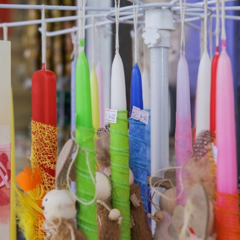 Λαμπάδες σε σταντ έξω από κατάστημα 