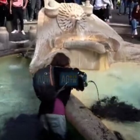 Aκτιβιστές της οργάνωσης «Τελευταία γενιά» έριξαν μαύρο υγρό στο ιστορικό σιντριβάνι της Πιάτσα ντι Σπάνια στη Ρώμη