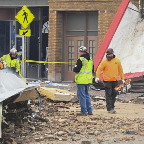 ΗΠΑ: Θύματα και καταστροφές μετά από ανεμοστρόβιλους και καταιγίδες - Συνεργεία στους δρόμους για τη διάσωση ατόμων και τον καθαρισμό των δρόμων