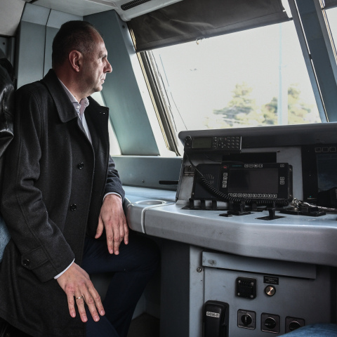 Ο Γιώργος Γεραπετρίτης στο πρώτο βαγόνι του δρομολογίου Αθήνα-Καλαμπάκα