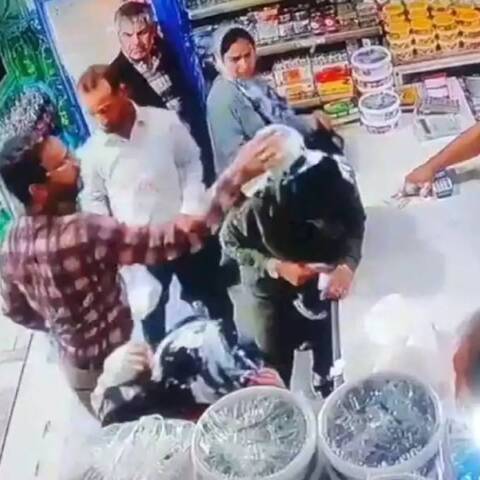 Ιράν: Φρουρός της Ισλαμικής Επανάστασης πέταξε γιαούρτι σε δύο γυναίκες επειδή δεν φορούσαν μαντίλα