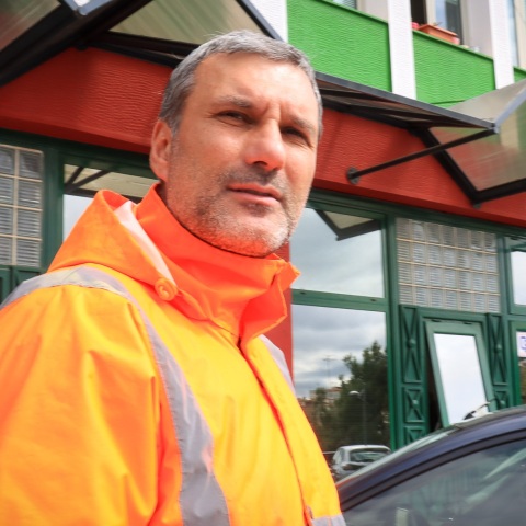 Θεσσαλονίκη: Εργαζόμενος στην καθαριότητα του δήμου Νεάπολης-Συκεών παρέδωσε πορτοφόλι με 1.500 ευρώ – Δέχθηκε τα συγχαρητήρια του δημάρχου. 