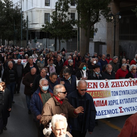 Σε εξέλιξη πορεία συνταξιούχων στο κέντρο της Αθήνας - Πραγματοποιούν συγκέντρωση διαμαρτυρίας στο υπουργείο Εργασίας - Οι διεκδικήσεις τους.