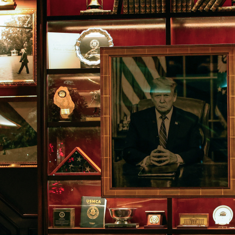 Πορτρέτο του Ντόναλντ Τραμπ σε τοίχο με άλλα εκθέματα