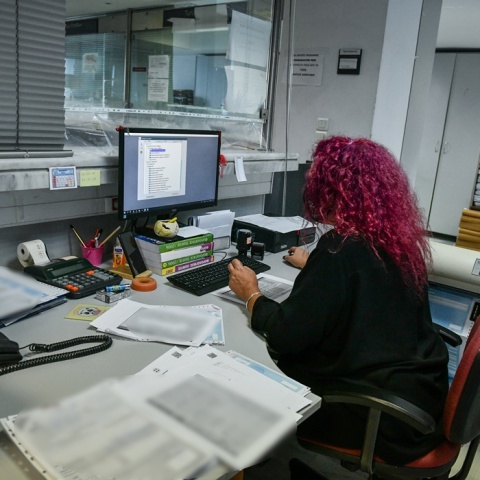 Δημόσιος υπάλληλος εργάζεται στο γραφείο της
