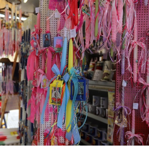 Λαμπάδες και φαναράκια για το Πάσχα σε σταντ έξω από κατάστημα