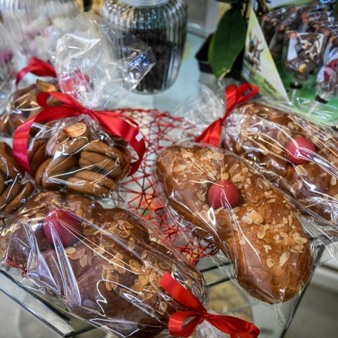 Πασχαλινά τσουρέκια