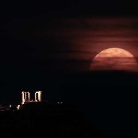 H ροζ πανσέληνος θα κοσμήσει τον ουρανό το βράδυ της Τετάρτης 5 Απριλίου - Από πού αντλεί την ονομασία της, με ποιες παραδόσεις συνδέεται.