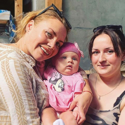 Η Χριστίνα Κατράκη στη δομή που διευθύνει μαζί με εσωτερικά εκτοπισμένους πρόσφυγες