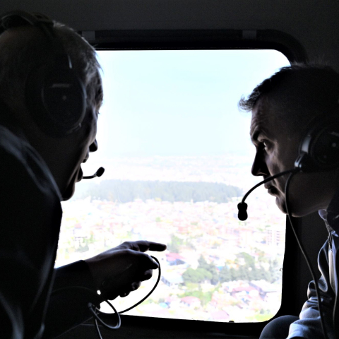 Ο υπουργός Άμυνας, Νίκος Παναγιωτόπουλος και ο Τούρκος ομόλογός του, Χουλουσί Ακάρ συνομιλούν στο ελικόπτερο πάνω από τις σεισμόπληκτες περιοχές της Τουρκίας