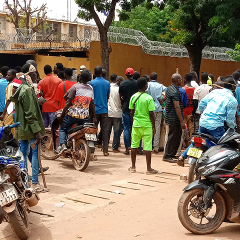 Διαδήλωση μπροστά από τη γαλλική πρεσβεία στη Μπουρκίνα Φάσο