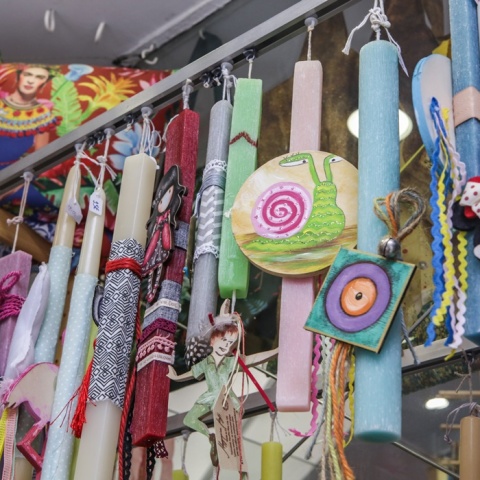 Λαμπάδες σε σταντ έξω από κατάστημα 