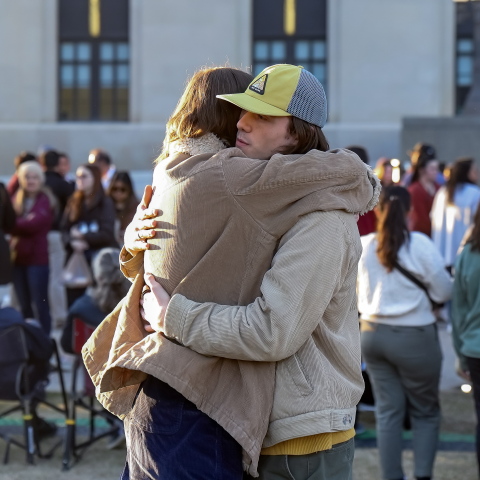 Διαδηλωτές στις ΗΠΑ αξιώνουν αυστηροποίηση της νομοθεσίας για την οπλοκατοχή μετά το νέο μακελειό σε σχολείο
