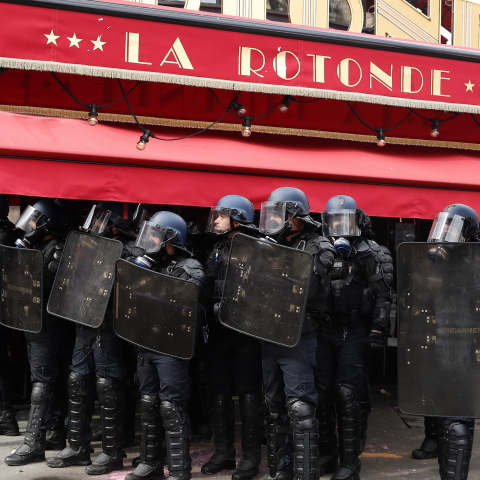 Φωτιά έβαλαν διαδηλωτές στο αγαπημένο εστιατόριο του Εμανουέλ Μακρόν στο Παρίσι