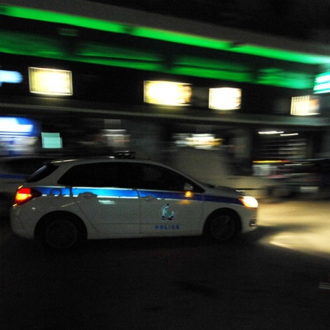 Περιπολικό της ΕΛ.ΑΣ. κατά τη διάρκεια της νύχτας σε δρόμο