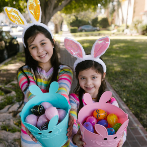 Παιδιά που κρατάνε πασχαλινά αυγά