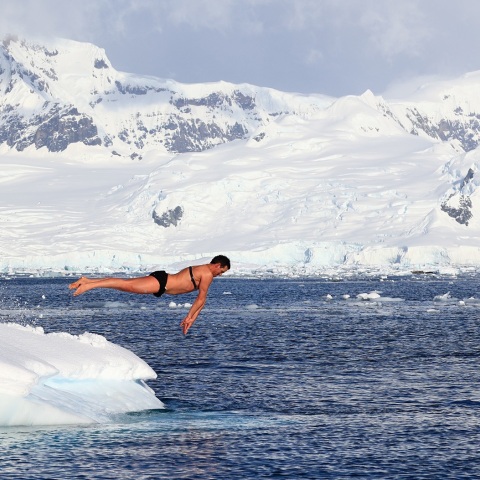 Γιώργος Τσιάνος: Ο γιατρός που κολύμπησε στην Ανταρκτική συνδυάζει επιστημονική και αθλητική ιδιότητα - Το πλούσιο βιογραφικό του.