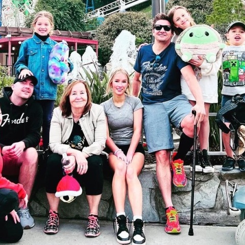 Τζέρεμι Ρένερ: Ταχύτατη αποθεραπεία τέσσερις μήνες μετά το ατύχημα με το εκχιονιστικό - Δημόσια εμφάνιση με την οικογένειά του στην Καλιφόρνια.