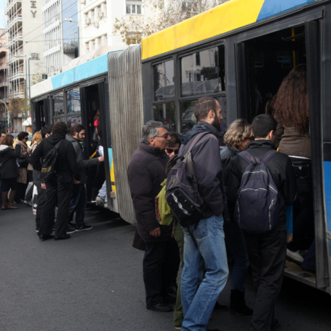 Συνωστισμός σε λεωφορείο
