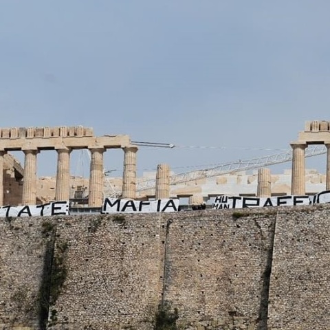 Κινητοποίηση διαμαρτυρίας για τη 12χρονη από τον Κολωνό - Ανέβασαν πανό στην Ακρόπολη μέλη συλλογικοτήτων - Έγιναν προσαγωγές από την ΕΛ.ΑΣ. 
